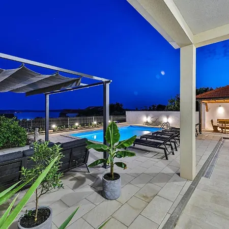 Amazing In Kastel Gomilica With Kitchen *